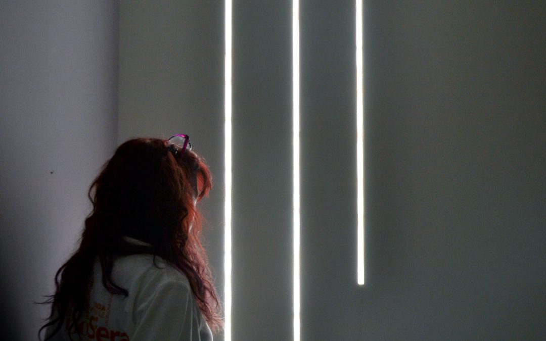 I trucchi per valorizzare le pareti: scuretto, profili e led
