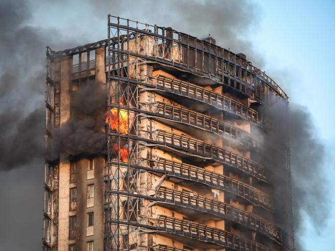 Incendio del grattacielo di Milano: parla CORTEXA: “a bruciare non è stato il Sistema a Cappotto”